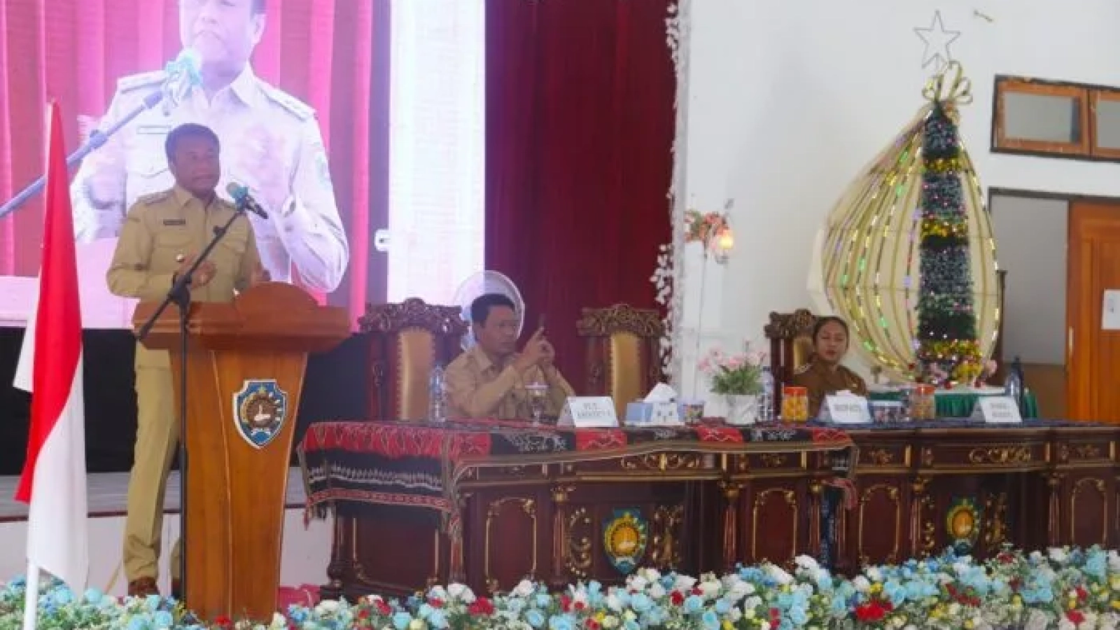 Sambutan : Bupati Rote Ndao Paulus Henuk menyampaikan sambutan pada pembukaan Rapat Lengkap Pamong Praja se-Kabupaten Rote Ndao 2025.