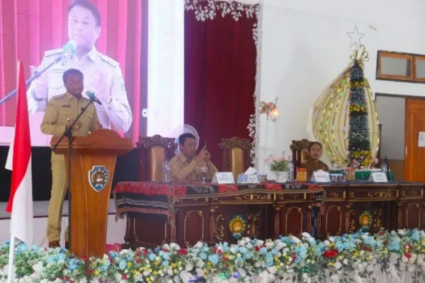 Sambutan : Bupati Rote Ndao Paulus Henuk menyampaikan sambutan pada pembukaan Rapat Lengkap Pamong Praja se-Kabupaten Rote Ndao 2025.