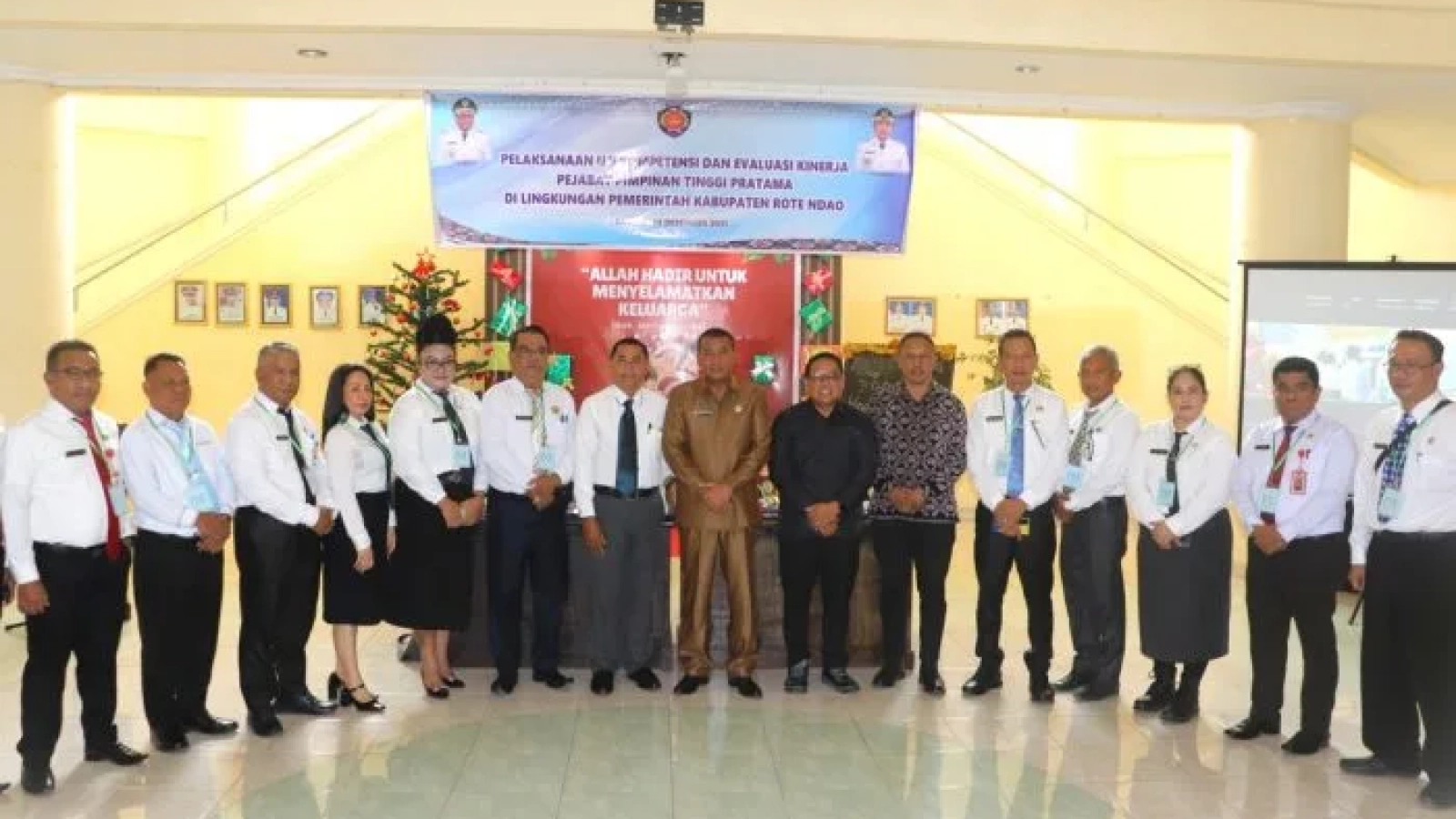 Foto bersama : Pejabat Tinggi Pratama Pemkab Rote Ndao bersama Sekretaris Daerah Kabupaten Rote Ndao Drs. Jonas M. Selly, MM dan Tim Pansel.