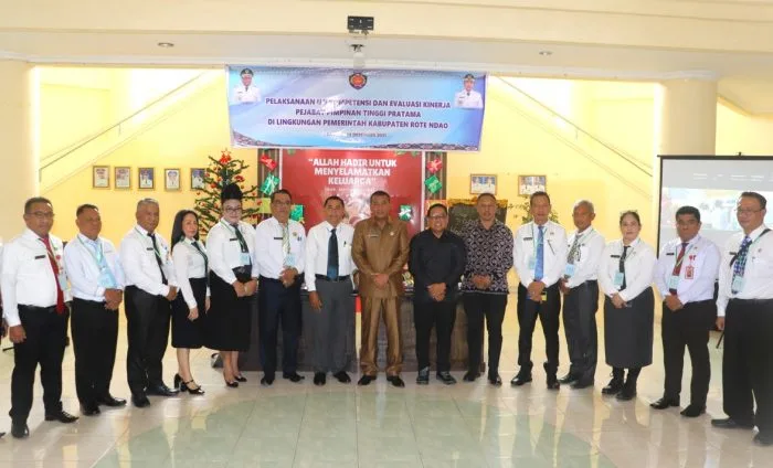 Foto bersama : Pejabat Tinggi Pratama Pemkab Rote Ndao bersama Sekretaris Daerah Kabupaten Rote Ndao Drs. Jonas M. Selly, MM dan Tim Pansel.