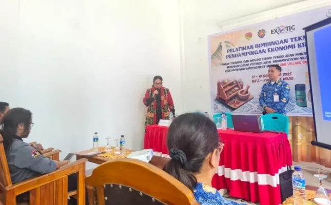 Sekapur Sirih : Ketua TP. PKK Rote Ndao Yanne Henuk-Pellokila menyampaikan sekapur sirih pada Pembukaan Bimtek dan Pendampingan Ekonomi Kreatif Berbasis Potensi Lokal Dan Pengemasan Produk.