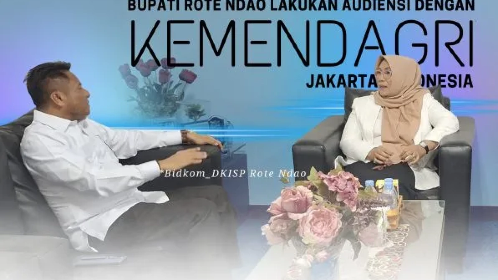 Berbincang : Bupati Rote Ndao Paulus Henuk, SH berbincang dengan Direktur Fasilitasi Penataan dan Administrasi Pemerintahan Desa, Direktorat Jenderal Bina Pemerintahan Desa - Kemendagri Lusje Anneke Tabalujan.
