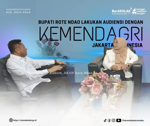 Berbincang : Bupati Rote Ndao Paulus Henuk, SH berbincang dengan Direktur Fasilitasi Penataan dan Administrasi Pemerintahan Desa, Direktorat Jenderal Bina Pemerintahan Desa - Kemendagri Lusje Anneke Tabalujan.