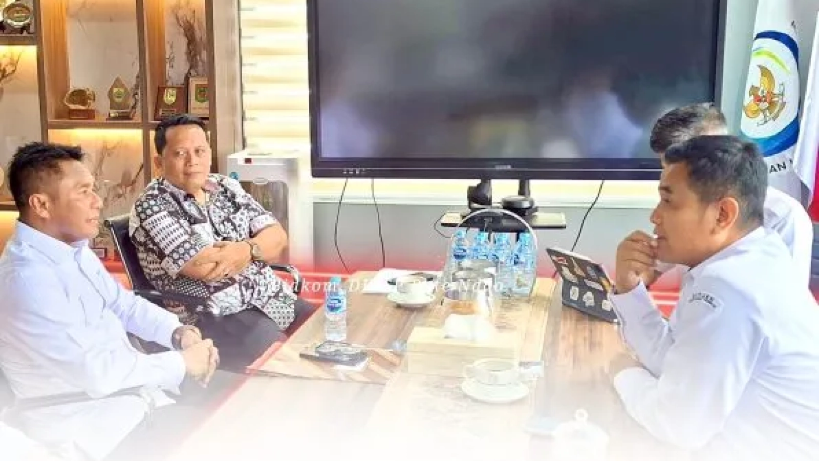 Diskusi : Bupati Rote Ndao Paulus Henuk, SH berdiskusi terkait usulan Kampung Nelayan Merah Putih dan pengembambangan Budidaya Lobster di Kabupaten Rote Ndao dengan Sekretaris Direktorat Jenderal Perikanan Tangkap Kementerian Kelautan dan Perikanan (KKP) Dr. Ir. Ridwan Mulyana, M.T, dan jajaran.