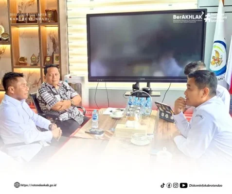 Diskusi : Bupati Rote Ndao Paulus Henuk, SH berdiskusi terkait usulan Kampung Nelayan Merah Putih dan pengembambangan Budidaya Lobster di Kabupaten Rote Ndao dengan Sekretaris Direktorat Jenderal Perikanan Tangkap Kementerian Kelautan dan Perikanan (KKP) Dr. Ir. Ridwan Mulyana, M.T, dan jajaran.