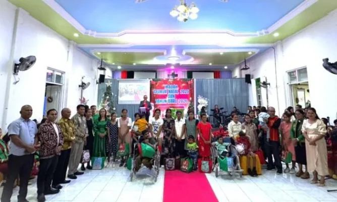 Bingkisan Kasih : Foto bersama usai penyerahan Bingkisan Kasih.