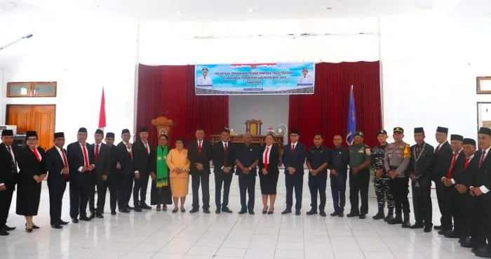Foto bersama : Bupati Rote Ndao Paulus Henuk, Wakil Bupati Apremoi Dudelusy Dethan, Sekretaris Derah Jonas M. Selly bersama pejabat yang dilantik.