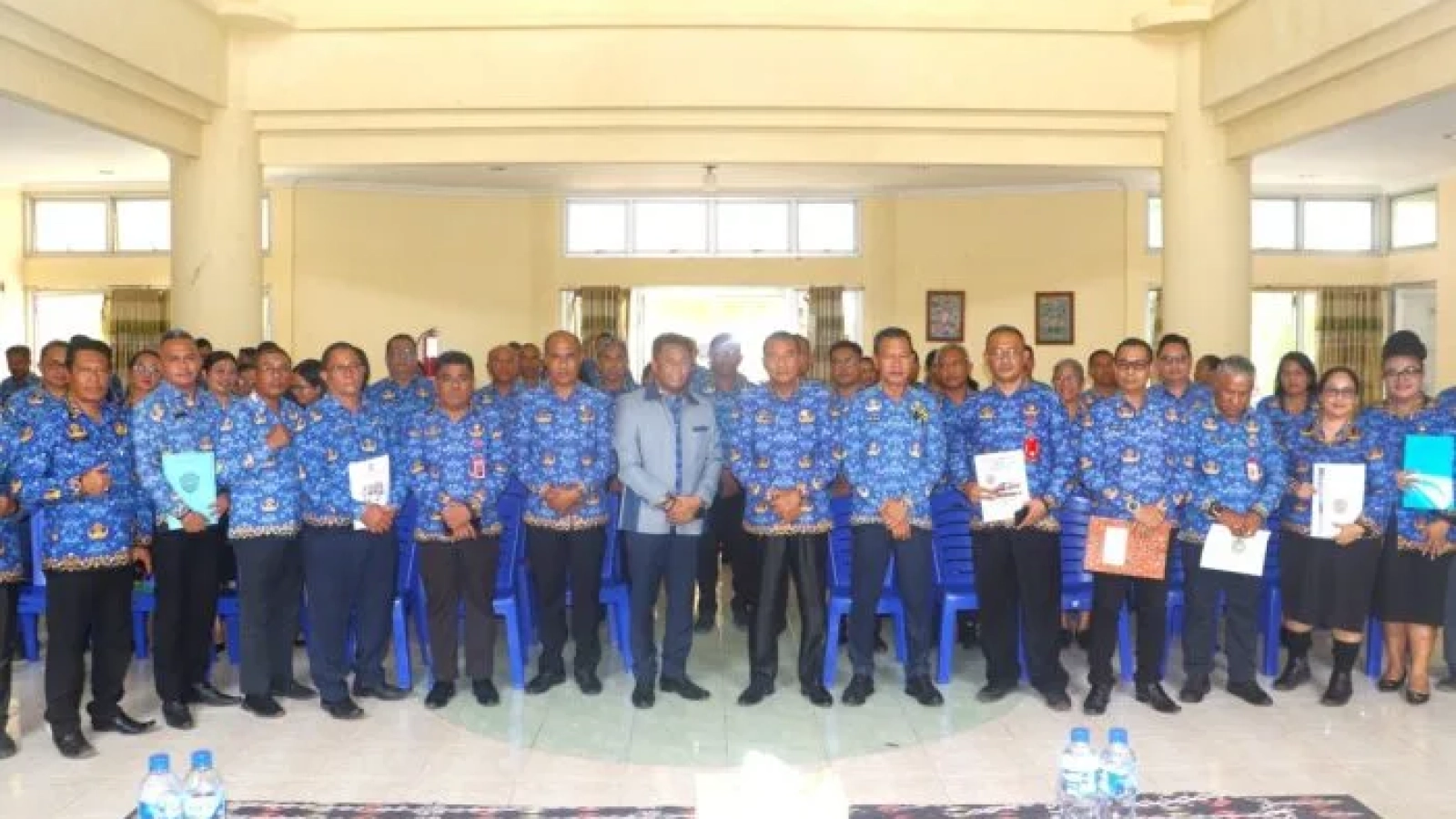 Fotot Bersama : Pejabat Lingkup Pemkab Rote Ndao foto bersama Bupati Rote Ndao Paulus Henuk dan Sekretaris Daerah Jonas M. Selly usai serah terima jabatan.