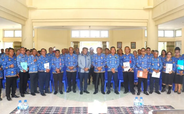 Fotot Bersama : Pejabat Lingkup Pemkab Rote Ndao foto bersama Bupati Rote Ndao Paulus Henuk dan Sekretaris Daerah Jonas M. Selly usai serah terima jabatan.