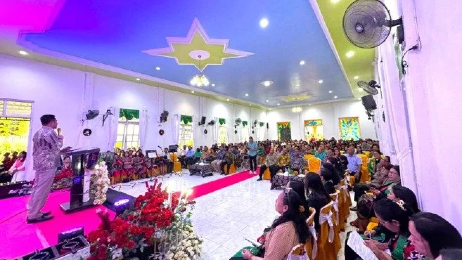 Pesan Natal : Bupati Rote Ndao Paulus Henuk menyampaikan pesan – kesan Perayaan Natal 2025 dan Tahun baru 2026 di Klasis Lobalain.