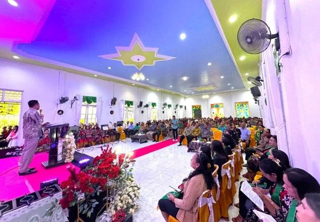 Pesan Natal : Bupati Rote Ndao Paulus Henuk menyampaikan pesan – kesan Perayaan Natal 2025 dan Tahun baru 2026 di Klasis Lobalain.