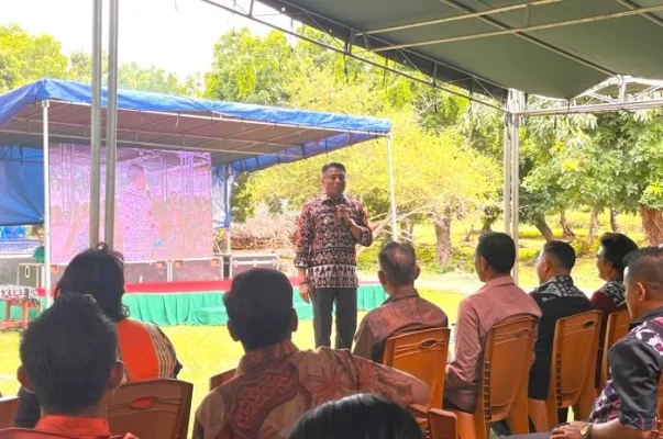 Sambutan : Bupati Rote Ndao Paulus Henuk, SH menyampaikan sambutan dalam acara Silaturahmi di Desa Tasilo Kecamatan Loaholu, Kamis (08/01/2026).