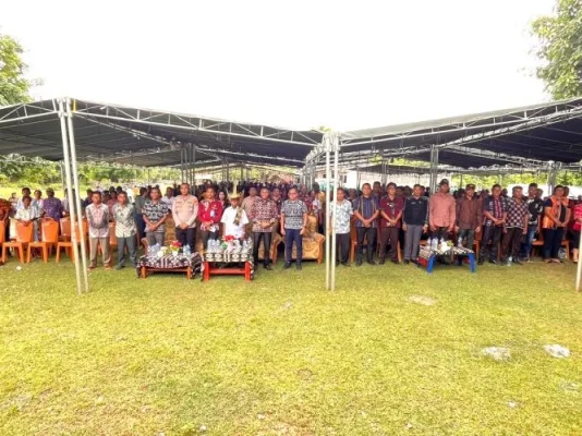 Foto Bersama : Bupati Rote Ndao Paulus Henuk bersama masyarakat Kecamatan Loaholu di Desa Tasilo.