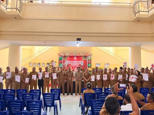 Bupati Rote Ndao, Paulus Henuk, SH, Wakil Bupati Rote Ndao Apremoi D. Dethan, Sekda Kabupaten Rote Ndao Drs. Jonas M. Selly, MM melakukan foto bersama Kepala Perangkat Daerah serta Camat di Lingkup Pemerintahan Kabupaten Rote Ndao.
