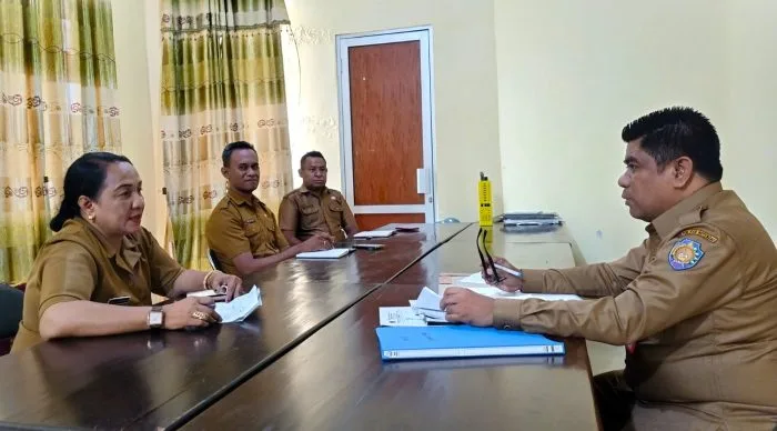 Diskusi : Jajaran Badan Keuangan dan Aset Daerah (BKAD) berdiskusi bersama Asisten Administrasi Umum Pauwil J. J. Nggili.