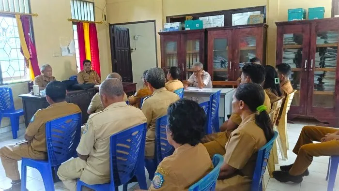 Arahan : Asisten Administrasi Umum Setda Kabupaten Rote Ndao Pauwil J. J. Nggili memberi arahan saat pertemuan bersama pimpinan dan staf Badan Pendapatan Daerah (Bapenda).