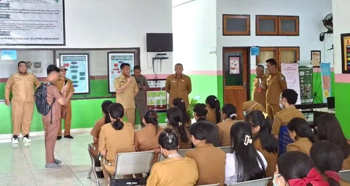 Beri arahan : Bupati Rote Ndao memberikan arahan kepada tenaga kesehatan Puskesmas Korbafo saat peninjauan.