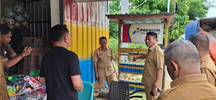 BBM : Bupati Rote Ndao Paulus Henuk mengecek distribusi dan harga BBM ditingkat pengecer.