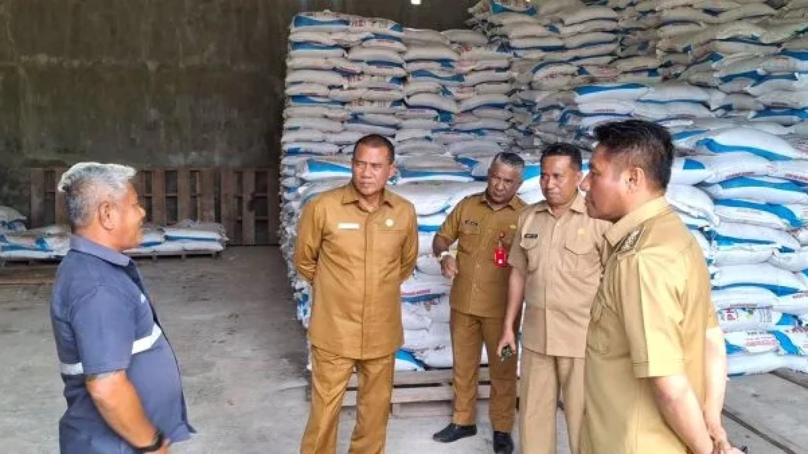 Gudang pupuk : Bupati Rote Ndao Paulus Henuk meninjau ketersediaan pupuk di Gudang pupuk Desa Tunganamo Kecamatan Pantai Baru.