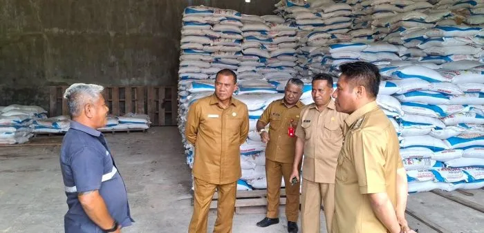 Gudang pupuk : Bupati Rote Ndao Paulus Henuk meninjau ketersediaan pupuk di Gudang pupuk Desa Tunganamo Kecamatan Pantai Baru.