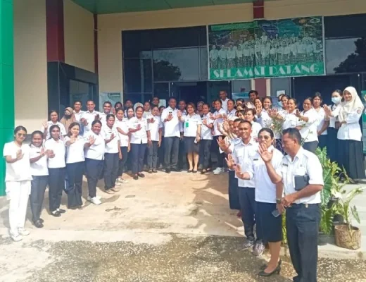 Foto bersama : Tenaga Kesehatan foto bersama Bupati Rote Ndao Paulus Henuk usai kunjungan dan dialog dalam kunjungan Bupati di sejumlah Puskesmas.