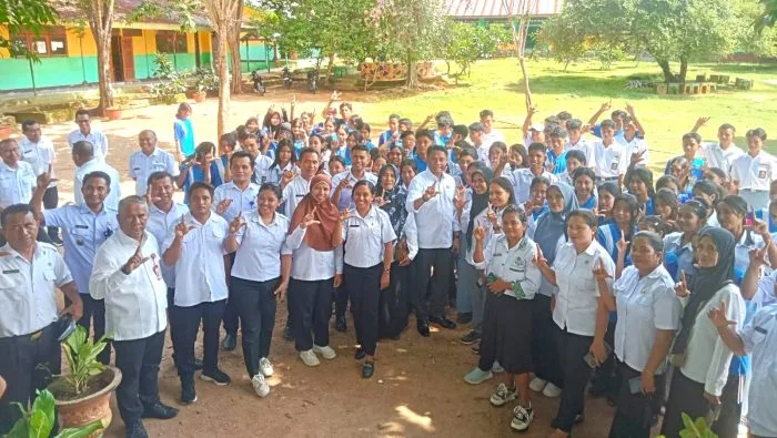 Foto bersama : Guru dan siswa nampak gembira mendapat kunjungan dan berpose bersama Bupati Rote Ndao Paulus Henuk.