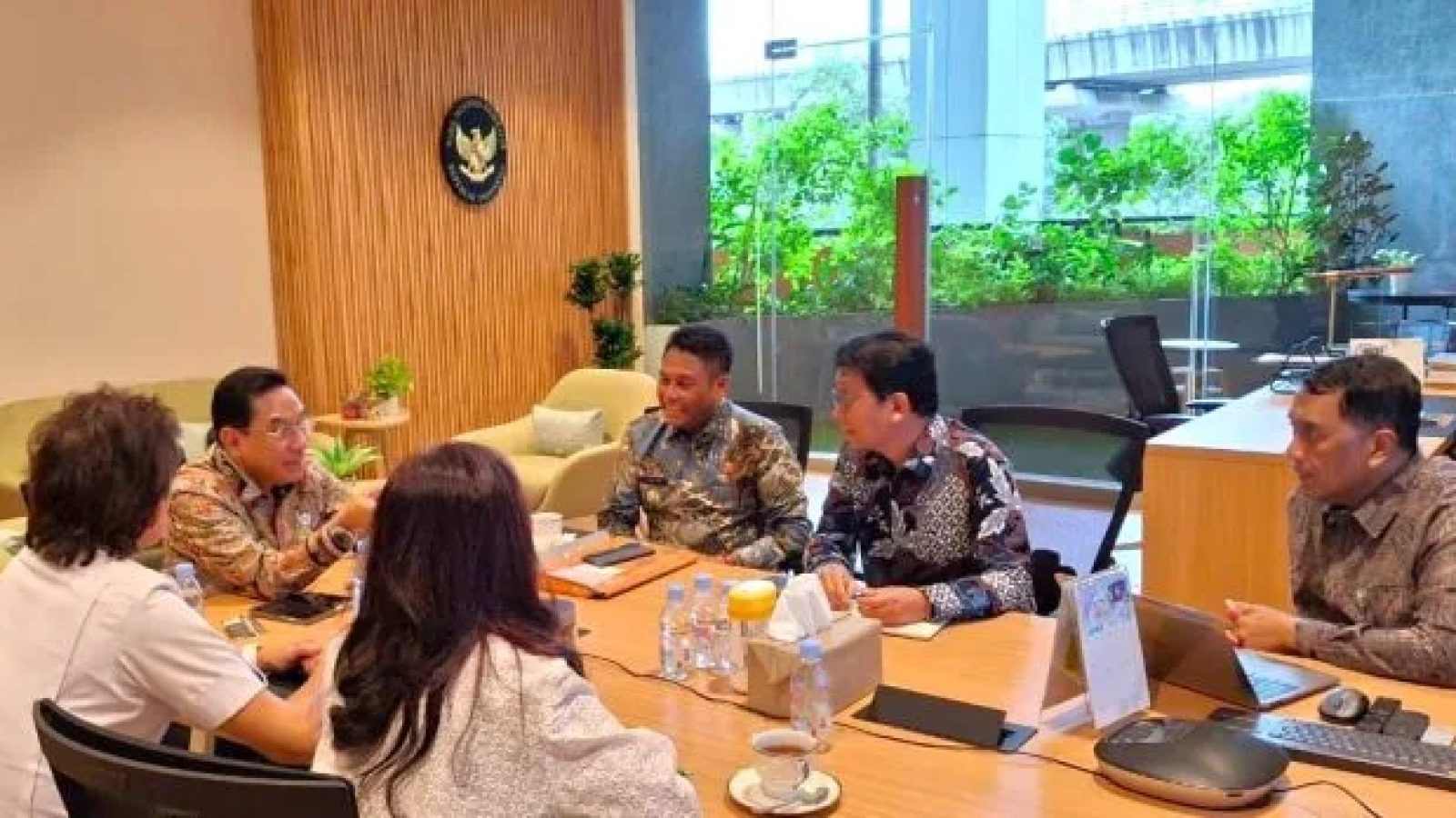 Audiens : Wakil Menteri Kesehatan RI dr. Benjamin Paulus Octavianus, Sp.P FISPR menerima audiens Bupti Rote Ndao Paulus Henuk, SH. Pembahasan terkait kebutuhan tenaga medis dan alata Kesehatan (Alkes).