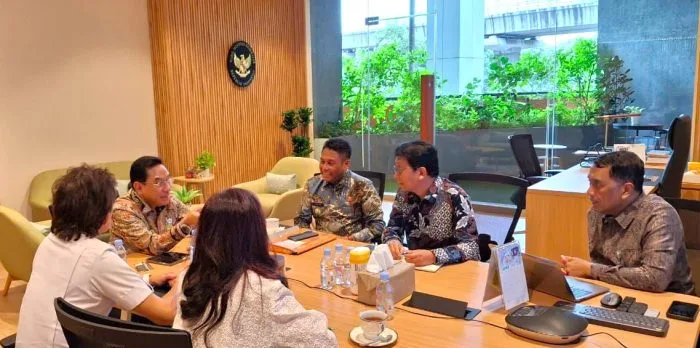 Audiens : Wakil Menteri Kesehatan RI dr. Benjamin Paulus Octavianus, Sp.P FISPR menerima audiens Bupti Rote Ndao Paulus Henuk, SH. Pembahasan terkait kebutuhan tenaga medis dan alata Kesehatan (Alkes).