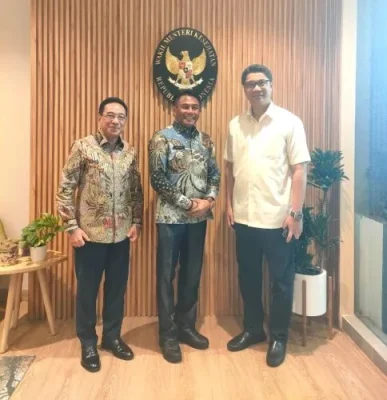 Foto bersama : Foto bersama usai pertamuan antara Bupati Rote Ndao Paulus Henuk dengan Wamenkes dr. Benjamin P. Octavianus di Gedung Kemenkes.
