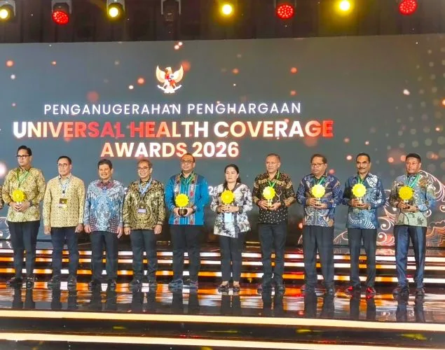 UHC Award : Bupati Rote Ndao Paulus Henuk usai menerima Penghargaan Universal Health Coverage (UHC) Award 2026.
