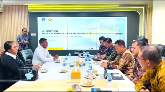 Pertemuan : Pertemuan antara Bupati Rote Ndao Paulus Henuik, SH Bersama Wakil Bupati Apremoi D. Dethan dengan Dirjen Perhubungan Darat Kemenhub, Irjen Pol. Dr. Drs. Aan Suhanan, M.Si dan jajaran.