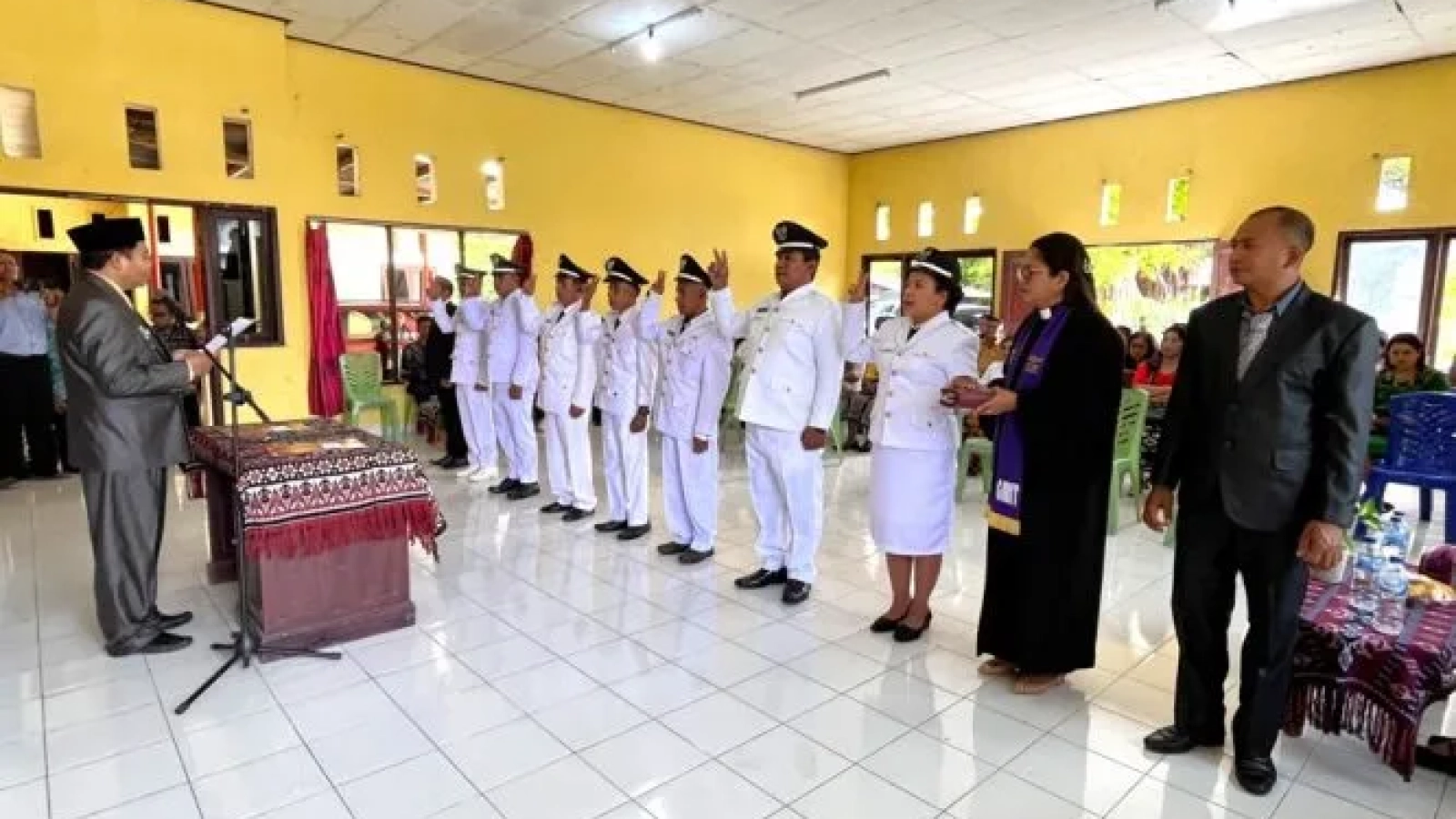 Lantik : Camat Lobalain Marthen J. Huan, SH atas nama Bupati Rote Ndao melantik tujuh Penjabat Kepala Desa Persiapan Periode 2026-2027, kamis (26/02/2026).