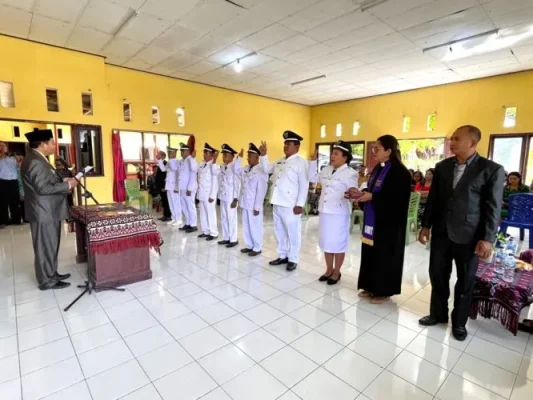 Lantik : Camat Lobalain Marthen J. Huan, SH atas nama Bupati Rote Ndao melantik tujuh Penjabat Kepala Desa Persiapan Periode 2026-2027, kamis (26/02/2026).