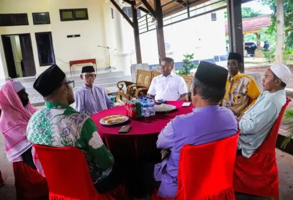 Bupati Rote Ndao Paulus Henuk bersama Ketua MUI Ahmad Kia dan perwakilan umat Muslim.