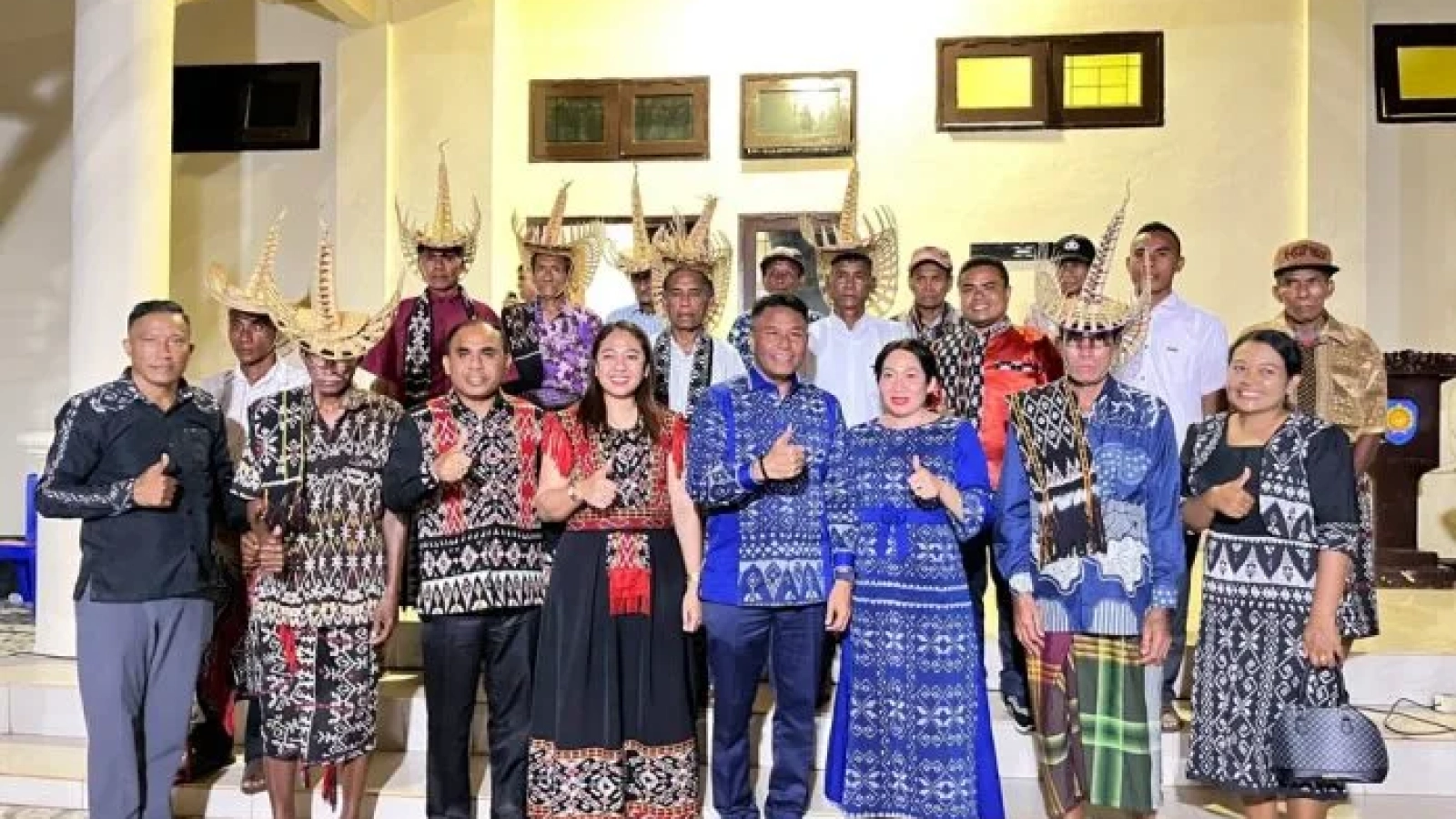 Foto bersama : Bupati Rote Ndao Paulus Henuk dan Wakil Bupati Apremoi D. Dethan foto bersama para tokoh masyarakat dan adat disela acara Syukuran natal 2025 dan Tahun Baru KORPRI 2026 serta Satu tahun kepemimpinan Bupati dan Wakil Bupati.
