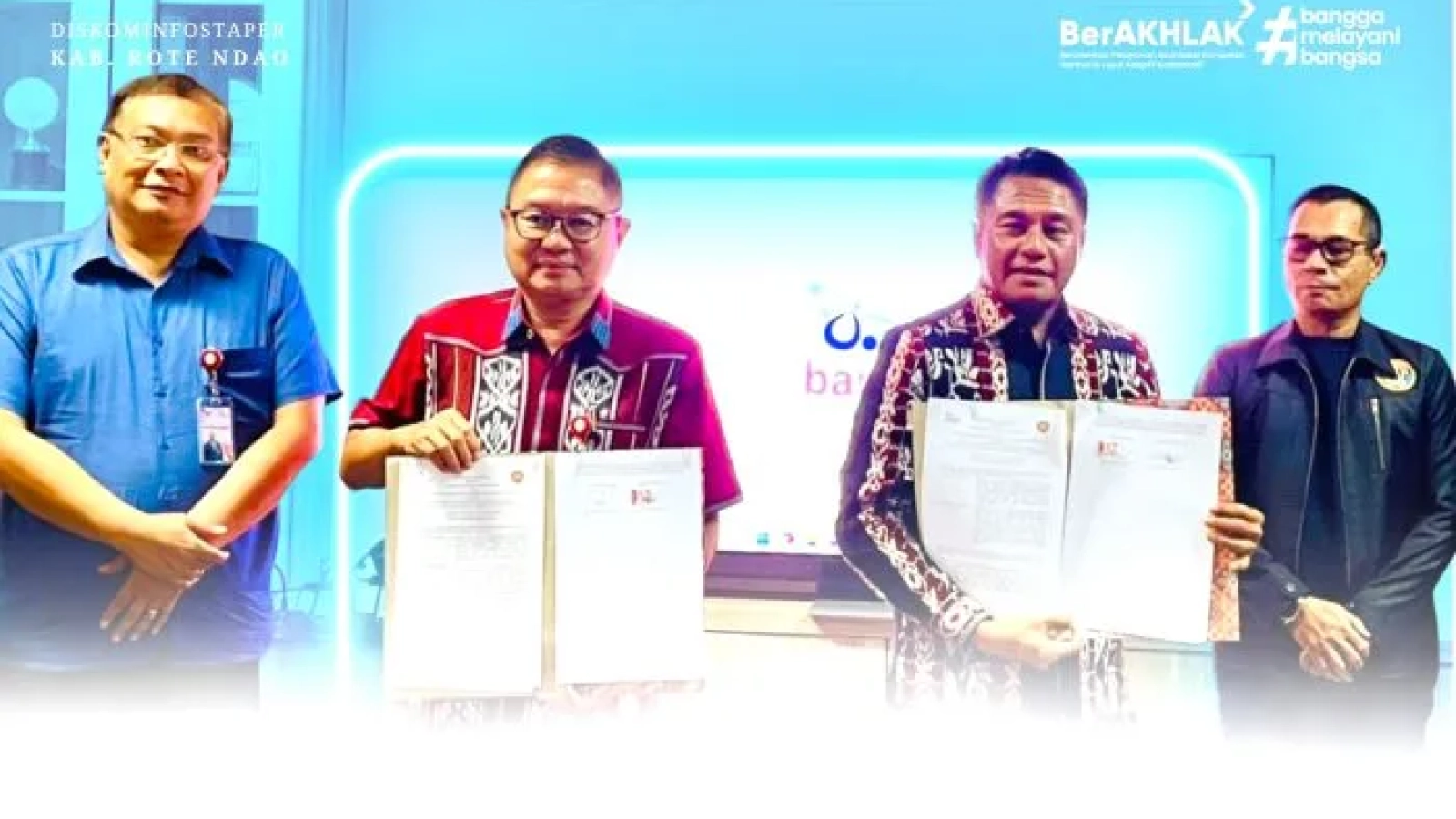Penandatanganan : Bupati Rote Ndao Paulus Henuk dan Direktur Utama Bank NTT Charlie Paulus usai penandatangan Kerja Sama Pembayaran Pajak dan Retribusi Daerah.