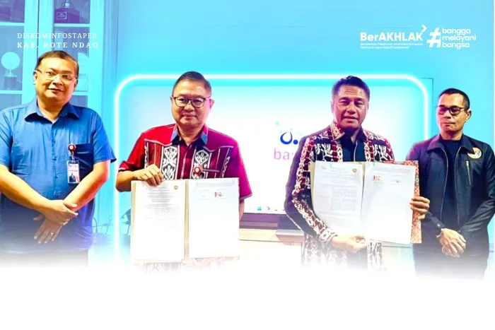 Penandatanganan : Bupati Rote Ndao Paulus Henuk dan Direktur Utama Bank NTT Charlie Paulus usai penandatangan Kerja Sama Pembayaran Pajak dan Retribusi Daerah.