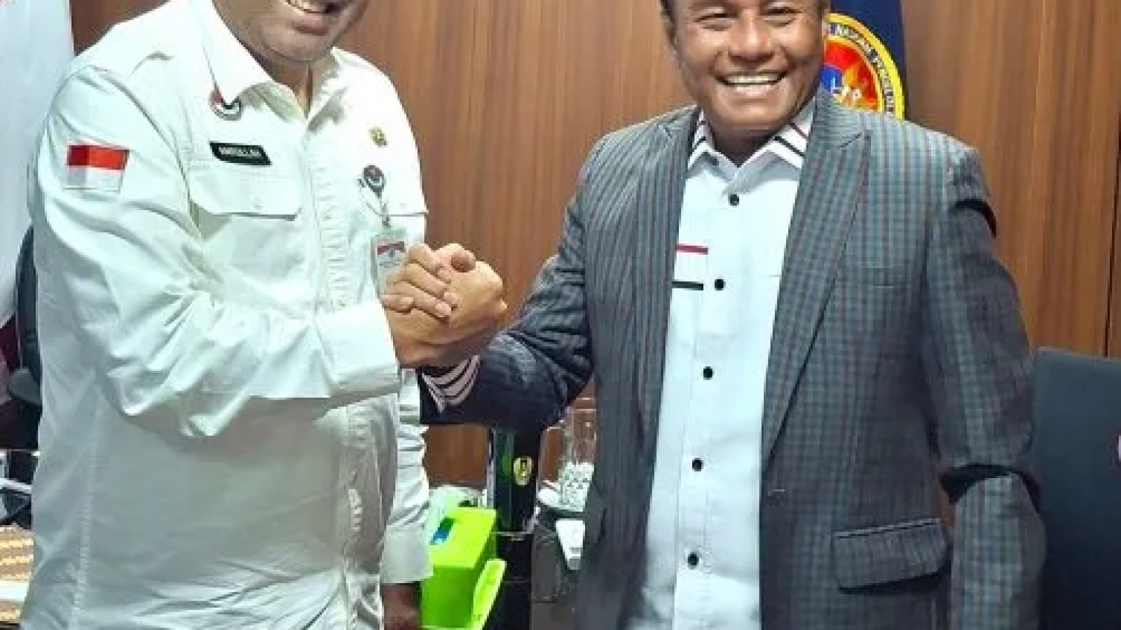 Salam jabat : Bupati Rote Ndao Paulus Henuk, SH dan Asdep Infrastruktur Fisik BNPP Amrullah M. Ridha, S.Sos.,M.Sc.