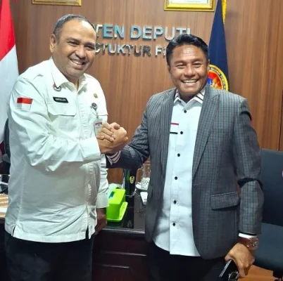 Salam jabat : Bupati Rote Ndao Paulus Henuk, SH dan Asdep Infrastruktur Fisik BNPP Amrullah M. Ridha, S.Sos.,M.Sc.