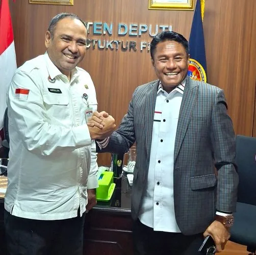 Salam jabat : Bupati Rote Ndao Paulus Henuk, SH dan Asdep Infrastruktur Fisik BNPP Amrullah M. Ridha, S.Sos.,M.Sc.