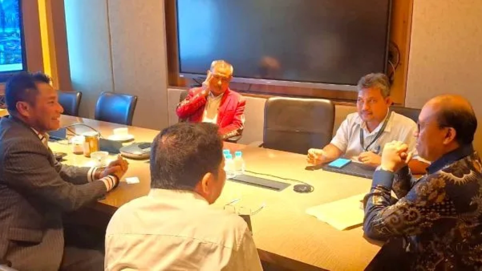 Pertemuan : Pertemuan Bupati Rote Ndao Paulus Henuk, SH dengan Direktur EBT PT. PLN (Persero) Dr. Suroso Isnandar dan jajaran.