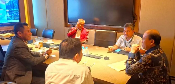 Pertemuan : Pertemuan Bupati Rote Ndao Paulus Henuk, SH dengan Direktur EBT PT. PLN (Persero) Dr. Suroso Isnandar dan jajaran.