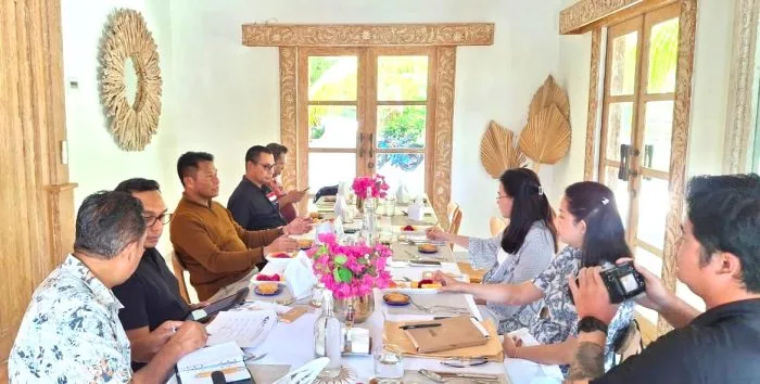 Pertemuan : Pertemuan Bupati Rote Ndao Paulus Henuk dengan Tim ERIA, Investor Bidang Pariwisata.