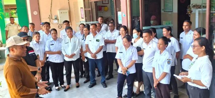 Sidak : Bupati Rote Ndao Paulus Henuk melakukan sidak di Puskesmas Delha dan berdiskusi dengan Pimpinan dan Tenaga Kesehatan.