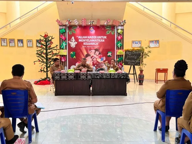 Arahan : Wakil Bupati Rote Ndao Apremoi Dudelusy Dethan memberikan arahan dalam Rapat Evaluasi Pelaksanaan APBD 2026.