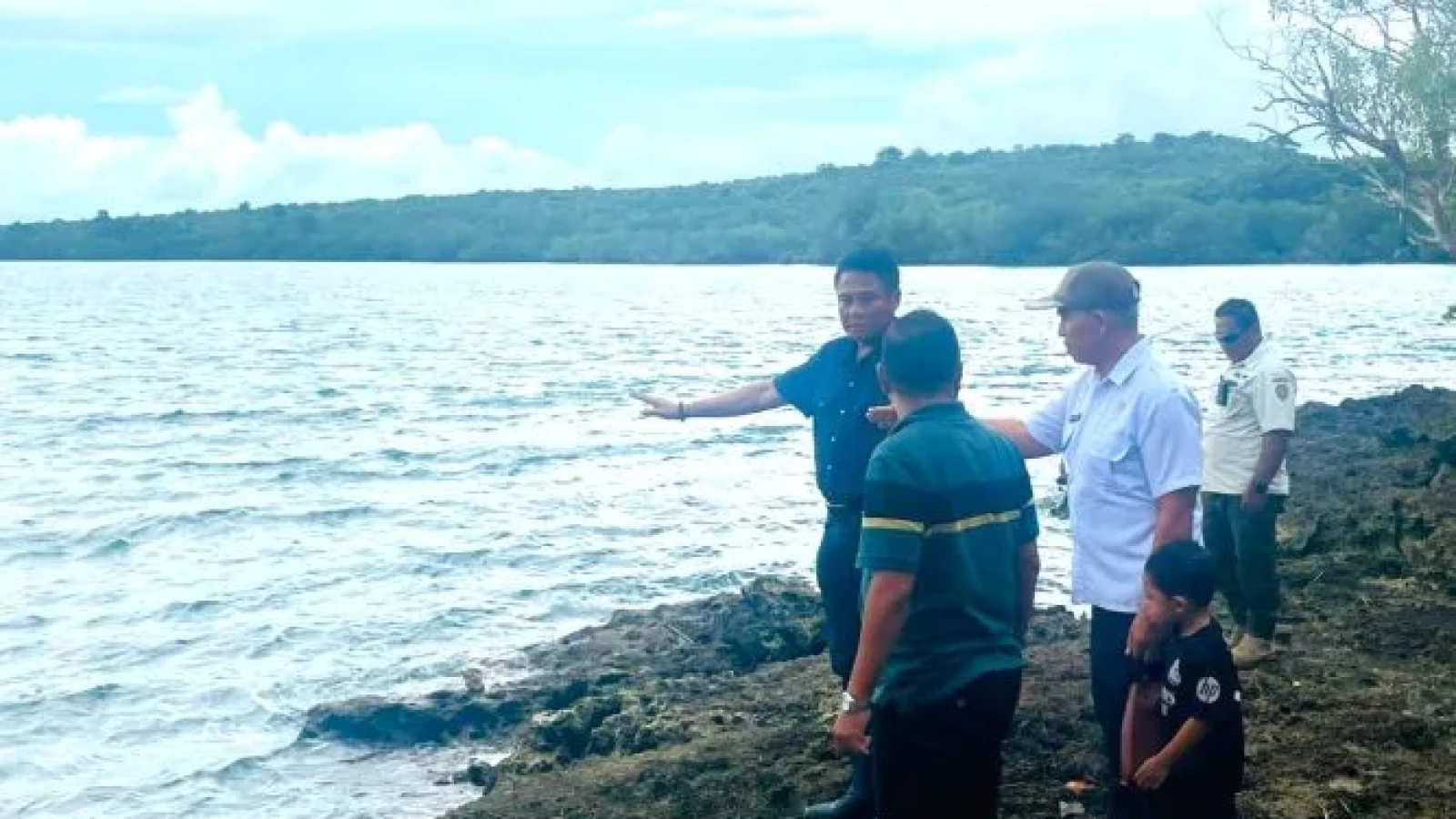 Tinjau Lokasi : Bupati Rote Ndao Paulus Hernuk meninjau lokasi persiapan pembangunan Jobber BBM di Desa Ofalangga Kecamatan Pantai Baru.