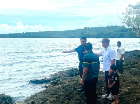 Tinjau Lokasi : Bupati Rote Ndao Paulus Hernuk meninjau lokasi persiapan pembangunan Jobber BBM di Desa Ofalangga Kecamatan Pantai Baru.