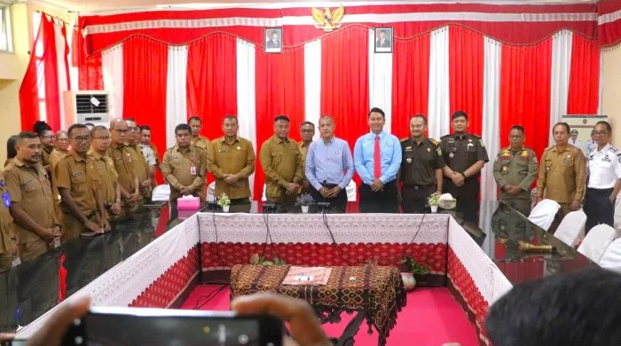 Foto Bersama : Bupati Rote Ndao, Kajri Rote Ndao Bersama jajaran foto bersama usai acara penandatanganan nota kesepakatan.