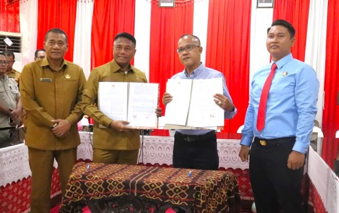 Penandatanganan : Bupati Rote Ndao dan Kajari Rote Ndao menandatangani Nota Kesepakatan Pendampingan Hukum bagi Pemerintah Kabupaten Rote Ndao dalam Bidang Hukum Perdata dan TUN, Selasa (24/02/2026).