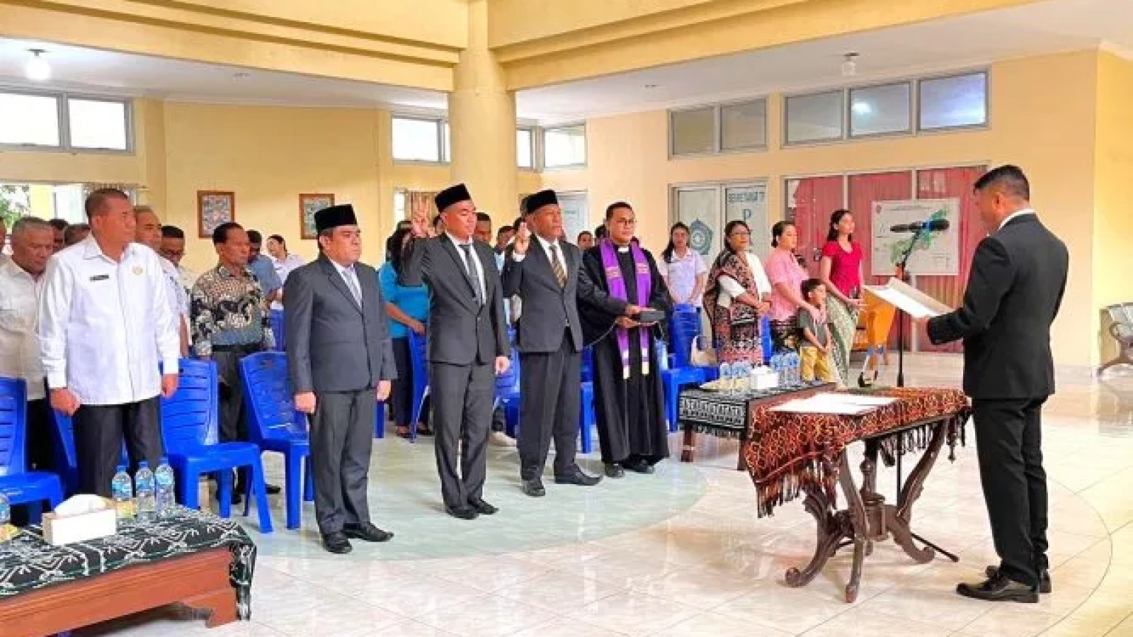 Bupati Rote Ndao Paulus Henuk melantik Dirut PDAM dan Dirut PD Ita Esa, rabu (25/02/2026)